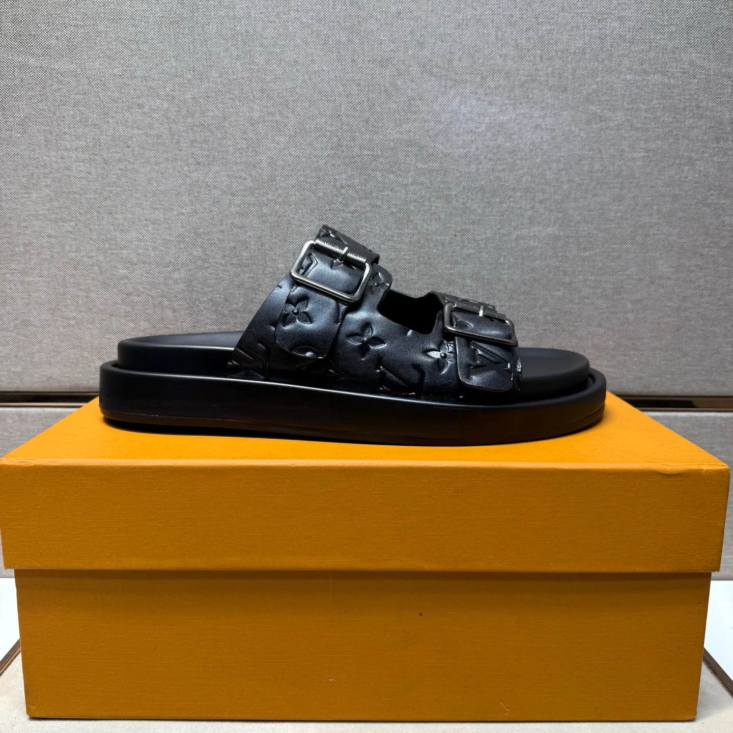 ⬛️Men's shoes 💰p400 [LV～] Men's casual slippers 2025z cabinet sales simultaneously 🔶Size: 39-44#️⃣ 🔷2 colors🔜The upper is made of cowhide stitching➕Genuine leather lining, comfortable and breathable, sole: original comfortable and wear-resistant outsole, ⚠️Real 📱Photographed🎬The real thing is better📢📢📢